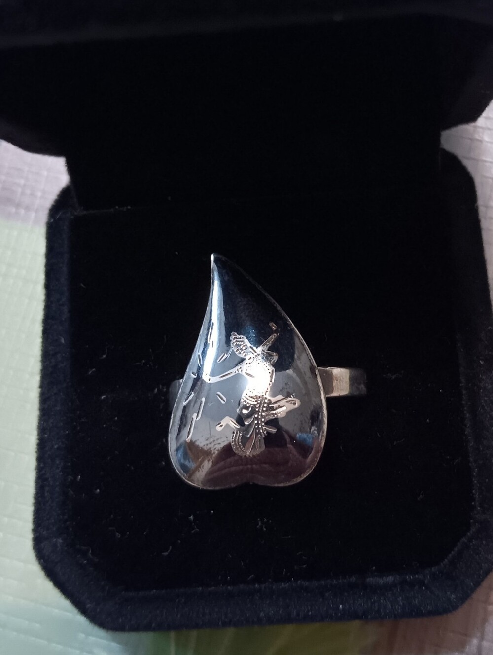 Sterling Silver Teardrop Ring with Engraved Dancer - Silver Siam